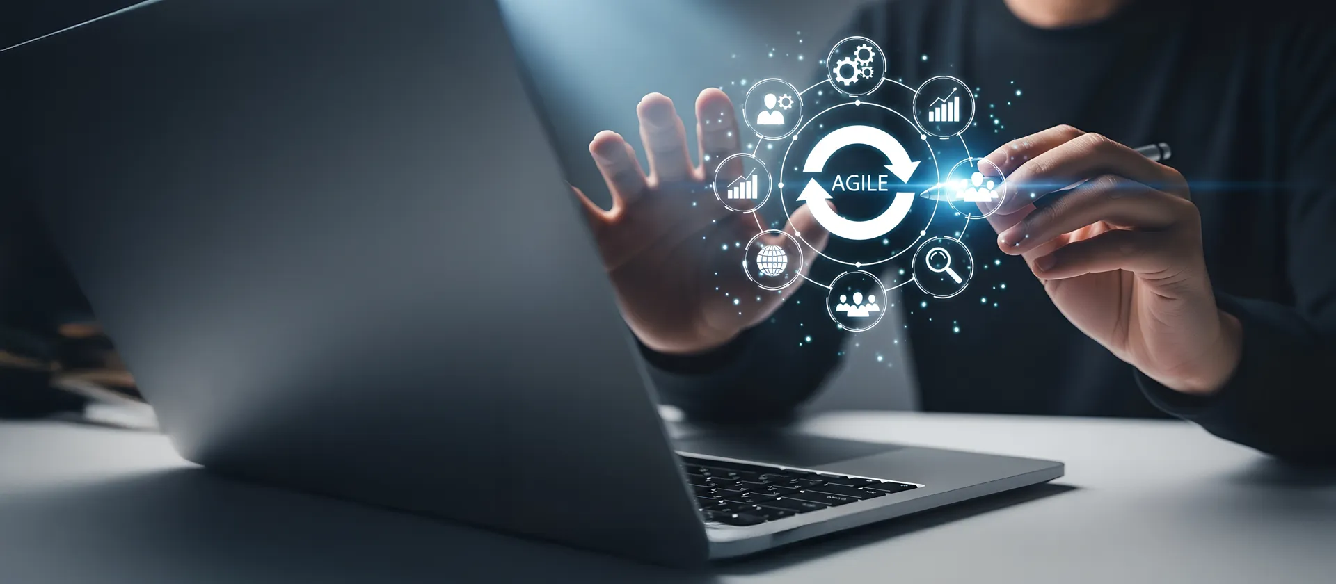 Person, die mit einem Flussdiagramm zur digitalen agilen Methodik auf einem Laptop-Bildschirm interagiert, Handtechnologie