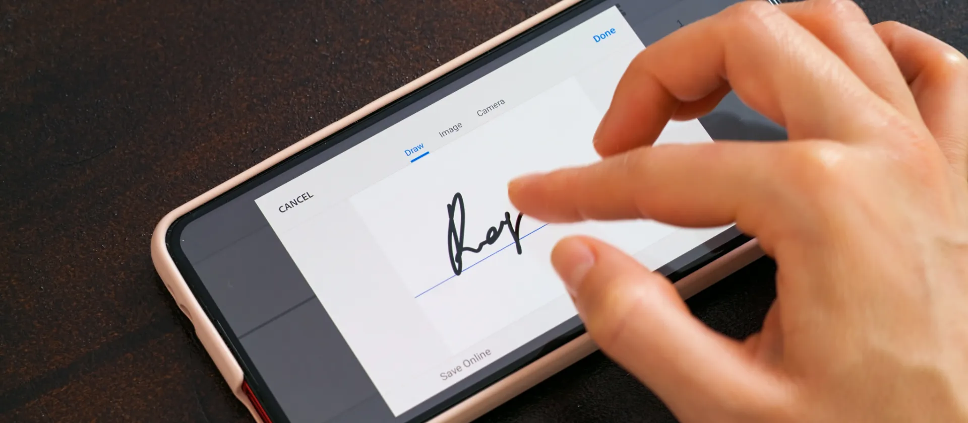 Elektronische Unterschrift mit dem Finger auf einem Smartphone Screen