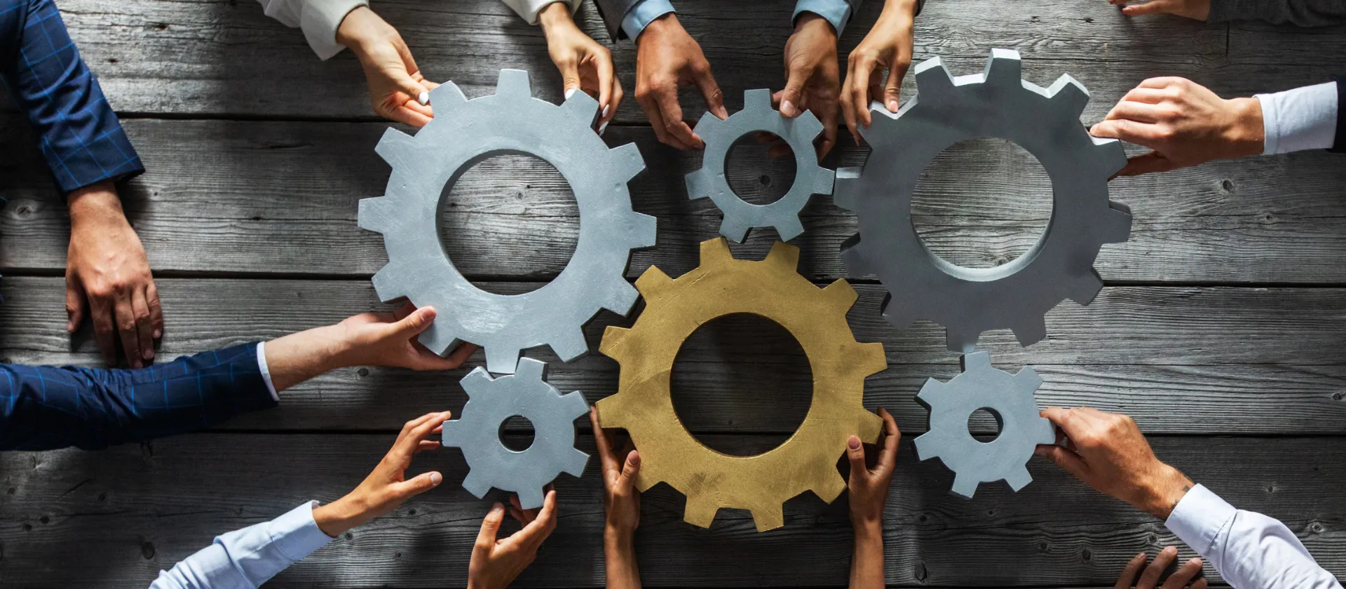 Ineinandergreifende Zahnräder als Symbol für Zusammenarbeit und integrierte Beratung bei msg industry advisors.