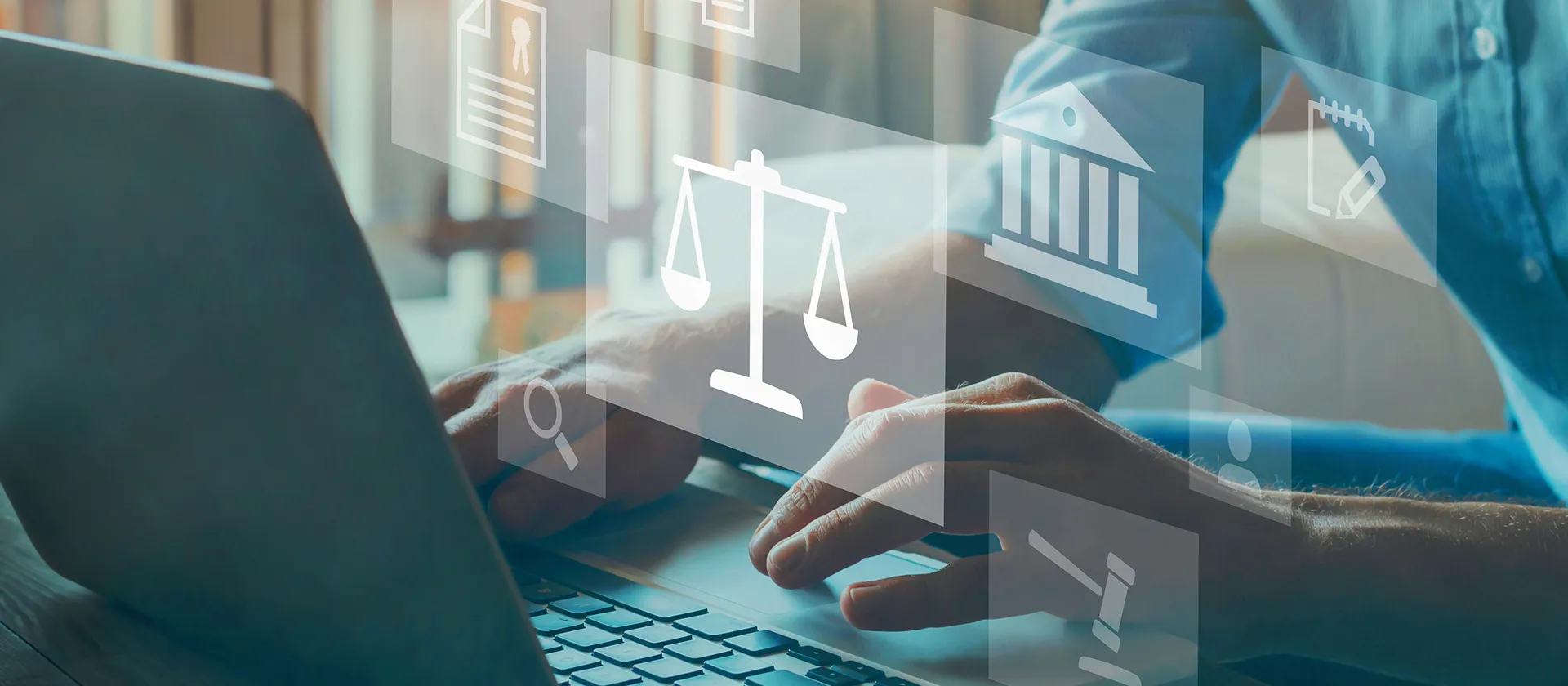 Hände tippen auf einem Laptop, darüber eingeblendete Icons mit rechtlichen Symbolen.