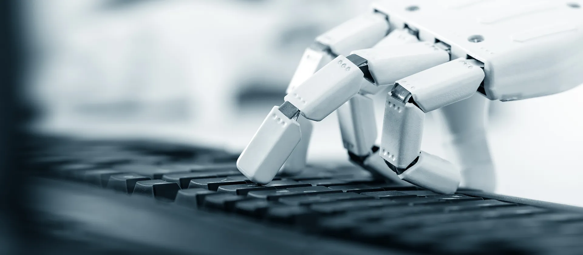 Roboter Hand an einer Tastatur, Prothese, Bionic und Robotik der Zukunft 