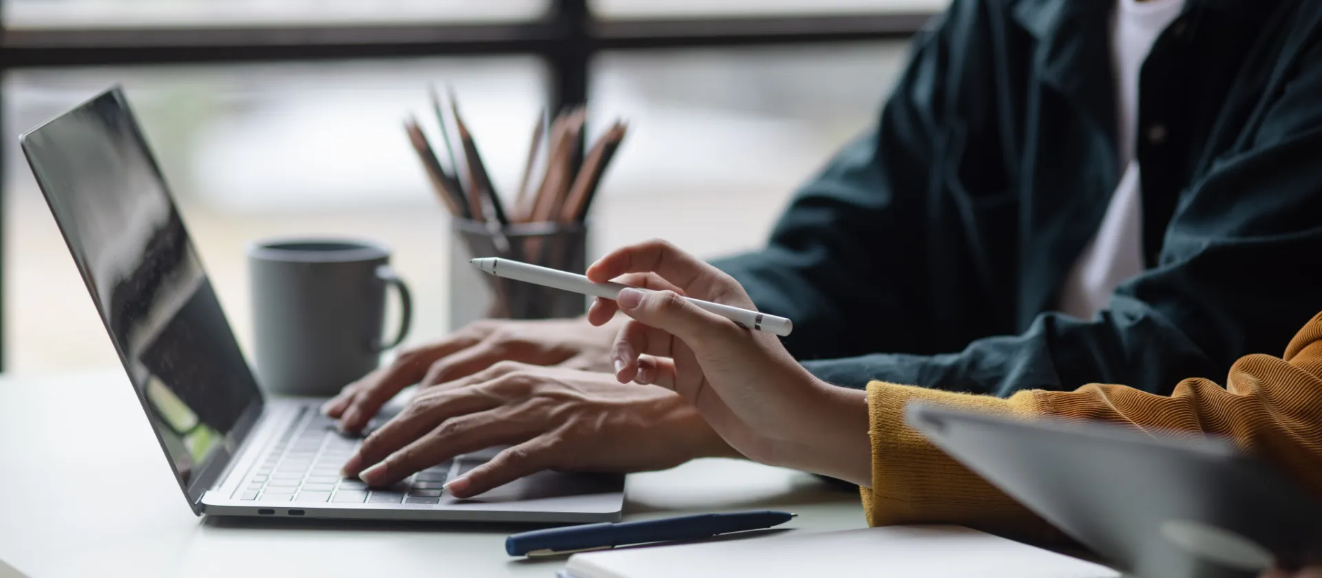 Advantages and components of a holistic experience management approach.