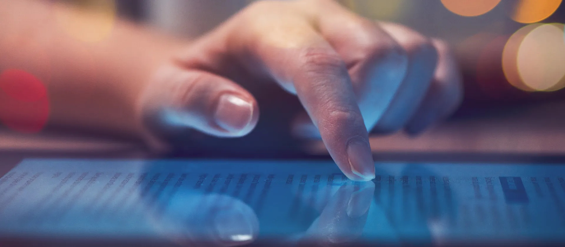 Frau liest auf auf einem Tablet Text