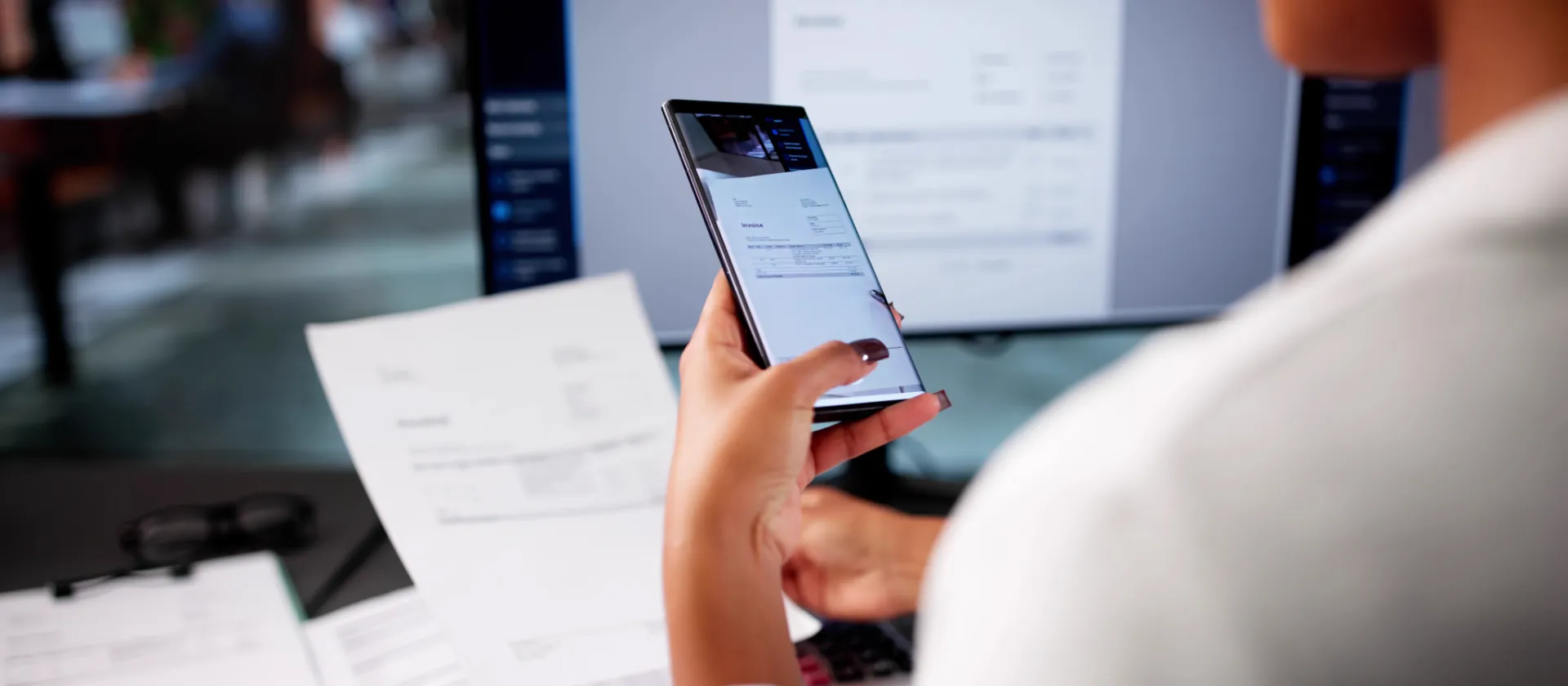 Frau benutzt OCR zum Scannen von Dokumenten